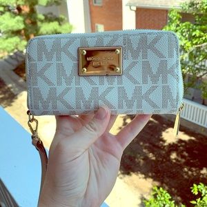 • Michael Kors Travel Wristlet in Vanilla •